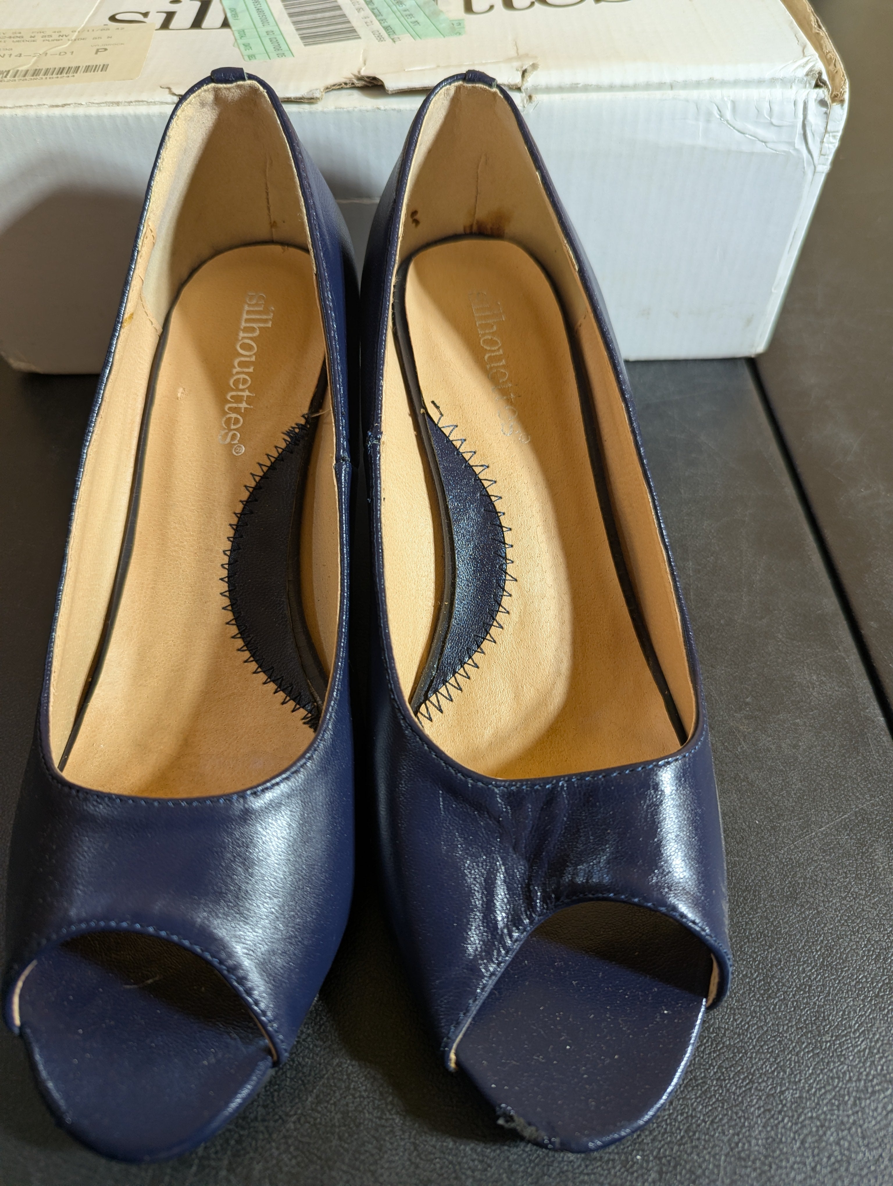 Silloettes Navy Blue 1.5" heels size 8.5W