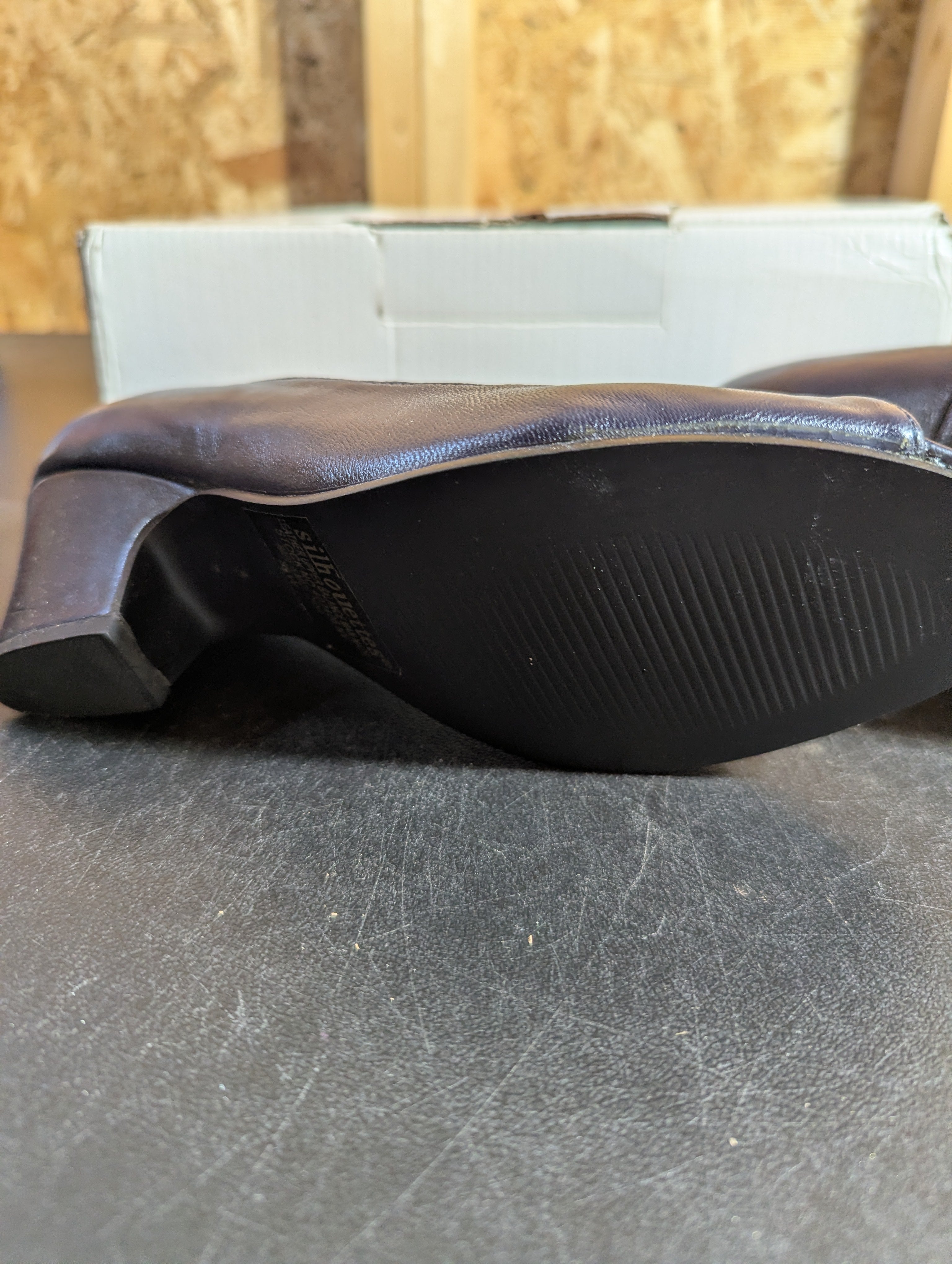 Silloettes Navy Blue 1.5" heels size 8.5W